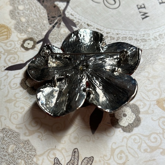 Vintage Red flower brooch - Picture 4 of 5